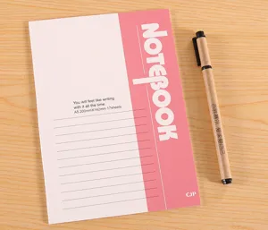 A5 Softcover Notizbuch mit linierten Seiten, rosa und weisses Design fur das tagliche Lernen.