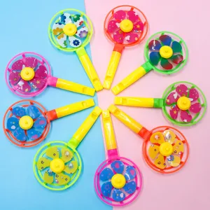 Jouet moulin à vent sifflet en plastique coloré, teintes bonbon vives, détail cadeau.