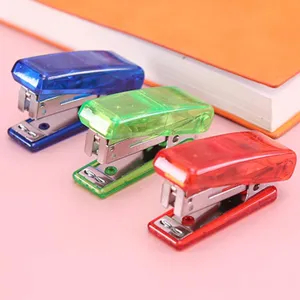 Gedetailleerd overzicht van kleurrijke transparante mini nietmachine set, kantoorartikelen.