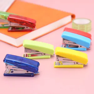 Mini Nietmachine Set Draagbaar Schattig Transparant Effen Kleur Nietmachine Kantoor School Kantoorartikelen Inbindbenodigdheden