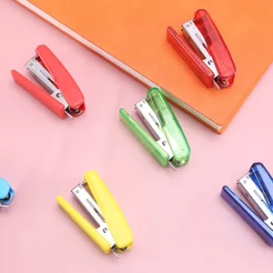 Kleurrijke mini-nietjes set transparante effen kleur kantoorartikelen topview presentatie
