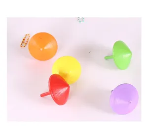 Vista dettagliata di trottole di legno colorate, giocattolo educativo per bambini e gadget.