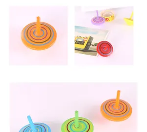 Trottole di legno con anelli concentrici colorati, classici giocattoli educativi per bambini.