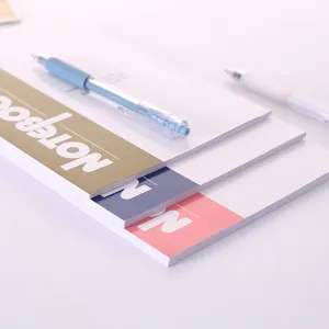 Studenten kantoor notebook set met bijpassende pennen, schone minimalistische bureau achtergrond.
