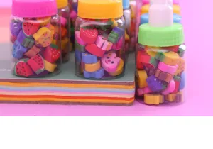 Gommes mignonnes en forme d'animaux et fruits dans des bouteilles transparentes.