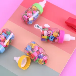 Joli ensemble de gommes animaux et fruits de dessin animé dans de mini biberons.