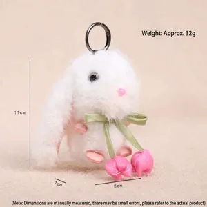 Vista dettagliata del portachiavi coniglietto di peluche carino con tulipani rosa e nastro verde.
