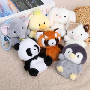 Primo piano di simpatici portachiavi di peluche di animali, morbidi ciondoli per borse.