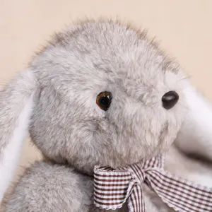 Joli lapin en peluche avec de longues oreilles et un noeud papillon carre pour cadeau