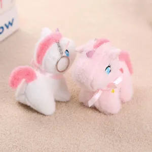 Detalle de llavero de peluche de unicornio tierno, colgante de bolso suave y linda muñeca.