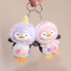 Primo piano sui dettagli dei portachiavi pinguino in vinile peluche con anello metallico.