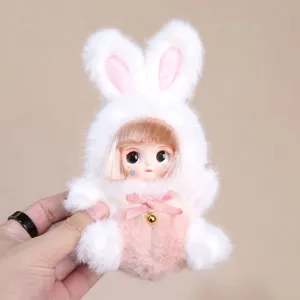 Primo piano dettagliato del grazioso ciondolo bambola coniglietto di peluche con viso.