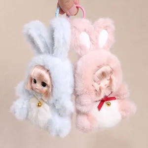 Dettaglio portachiavi bambola coniglio in peluche, viso in vinile carino con cappuccio.