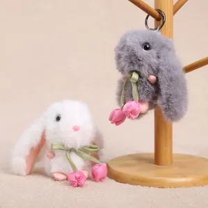 Dettaglio portachiavi peluche coniglietto soffice, simpatica bambola con tulipano.