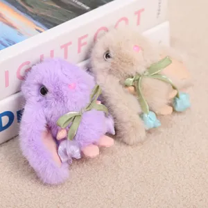 Simpatico portachiavi con coniglio in peluche e ciondolo tulipano, accesorio borsa.