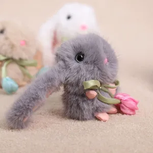 Dettaglio portachiavi coniglietto di peluche grigio con tulipano rosa e simpatico nastro.