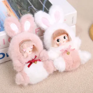 Simpatico ciondolo bambola coniglio in peluche con viso in vinile e cappuccio soffice, dettaglio.