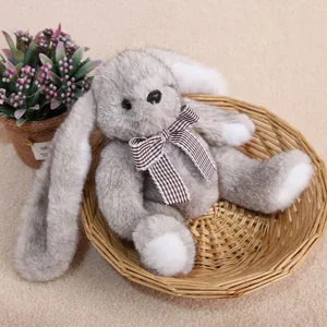 Vue détaillée d'un adorable lapin en peluche avec nœud dans un panier, décoration chaleureuse.
