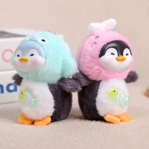 Simpatico portachiavi pinguino in peluche con cappucci morbidi e ciondolo pesce per borsa.