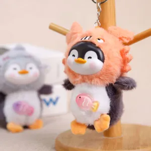 Simpatico ciondolo portachiavi pinguino di peluche, vista dettagliata del ciondolo soffice.
