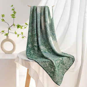 Vue détaillée du carré de soie vintage français avec imprimé botanique et floral vert élégant.
