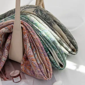 Detail en gros plan de la texture de tissu d'echarpe imprimee motif floral botanique.