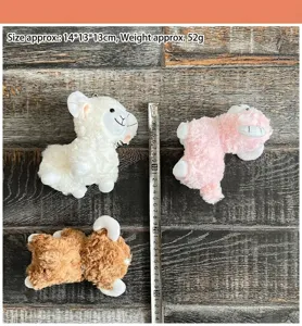 Nahaufnahme Details von süßen Schaf Plüsch Schlüsselanhänger mit Perlenkette, Kuscheltier.