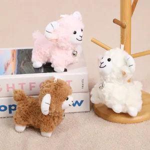 Detailansicht niedlicher, flauschiger Schaf-Plüsch-Schlüsselanhänger mit Perlenkette.