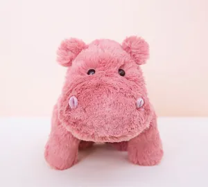 Primo piano dettagliato di un simpatico peluche ippopotamo rosa, tessuto morbido, regalo.