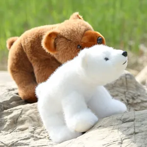 Detailaufnahme von Simulations-Eisbären und Braunbären Plüschtieren auf natürlichem Felsen.
