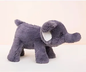 Dettaglio di giocattolo in peluche grigio morbido con consistenza soffice e arti lunghi.