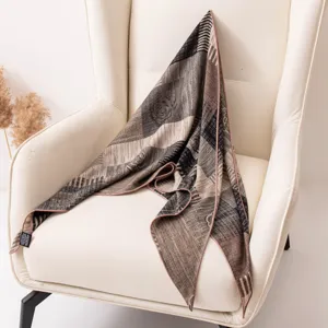 Lussuosa sciarpa triangolare in seta e lana con motivo di rose per autunno e inverno.