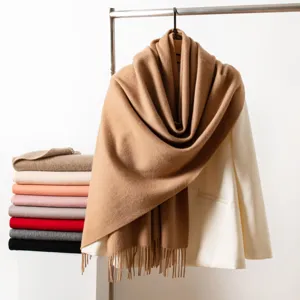 Sciarpa in lana tinta unita classica per autunno e inverno, stile caldo e allargato versatile.