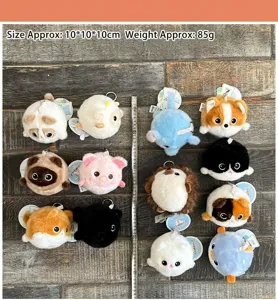 Detalle de llavero de peluche de animal con varios colgantes de gatos y perros adorables.