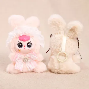 Lindo colgante de conejo de peluche con cara de vinilo y lazo, ideal como adorno para bolso.