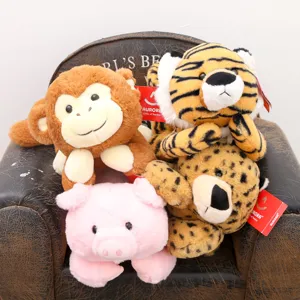 Vista dettagliata di set di peluche di animali carini tra cui scimmia, tigre, leopardo e maiale.