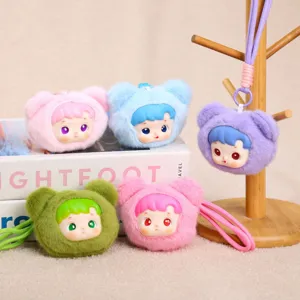 Joli porte-clés poupée en peluche tête d'ours en vinyle avec sangle colorée, vue de détail.