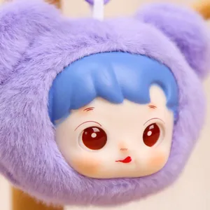 Joli porte-clés poupée en peluche, chapeau ours violet et cheveux bleus en gros plan.
