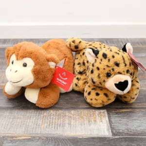 Primo piano dettagliato di simpatici animali di peluche, scimmie e leopardi morbidi.