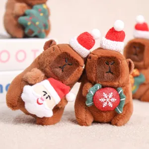 Detalle de peluche de capibara de Navidad, lindo animal de peluche marrón colgante.