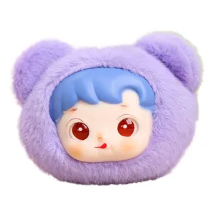 Joli pendentif poupée en peluche vinyle avec capuche d'ours violet et cheveux bleus.