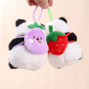 Süßes Panda Plüsch-Schlüsselanhänger-Detail mit weicher Textur und fruchtigem Kostümdesign.