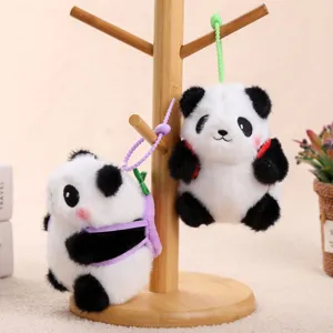 Niedlicher Panda Plüsch Schlüsselanhänger mit Rucksack Detail, weiches Stofftier Taschenanhänger.