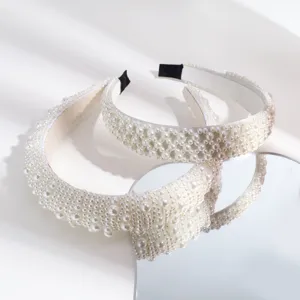 Detalle de diadema de perlas barrocas, accesorio de cabello ancho de lujo para mujeres y novias.