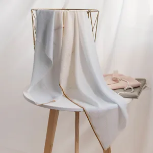 Elegante sciarpa in lana sfumata con bordo dorato, scialle leggero a quadri da donna.