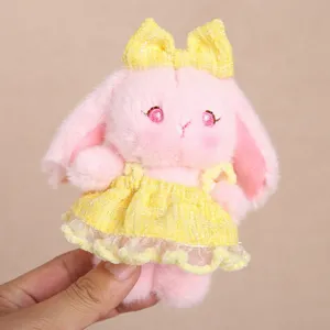 Nahaufnahme des süßen Plüschkaninchen-Anhängers mit rosa Fell und gelbem Kleid.