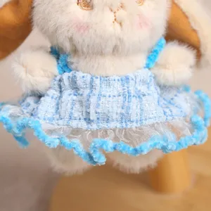 Plüschhase Puppe Detailansicht, süßes Kuscheltier Hase mit blauem Tweedkleid Nahaufnahme