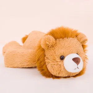 Simpatico peluche leone, morbido animale di stoffa imbottito, design sdraiato soffice per regalo.