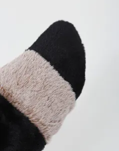 Nahaufnahme Detail des simulierten Waschbär Plüschtiers,weiches Material,realistisch.