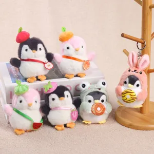 Primo piano dettagliato di simpatici portachiavi e ciondoli in peluche di pinguino cosplay di frutta.